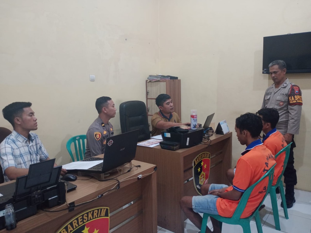 Pelaku peredaran uang palsu di Jember. (Foto: Polsek Jember for jatimnow.com)