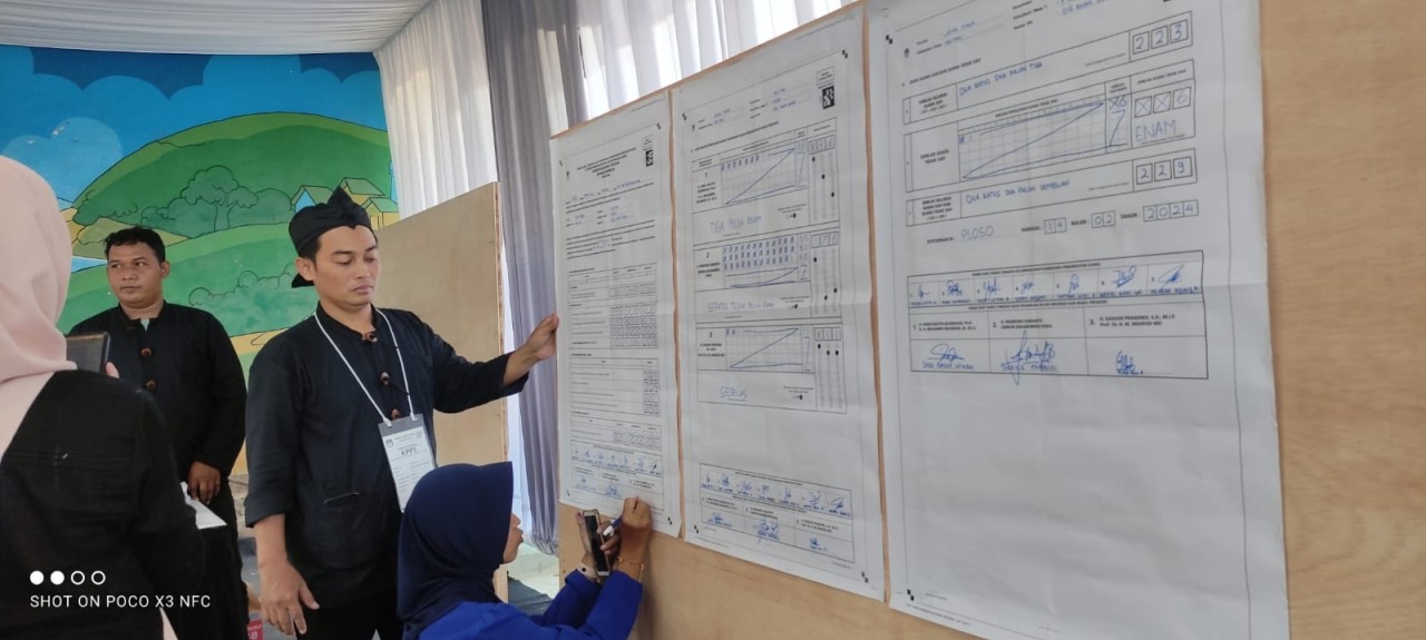 Penghitungan suara di TPS 16 Kelurahan Ploso, Kabupaten Pacitan. (Foto: Jarwo for jatimnow.com)