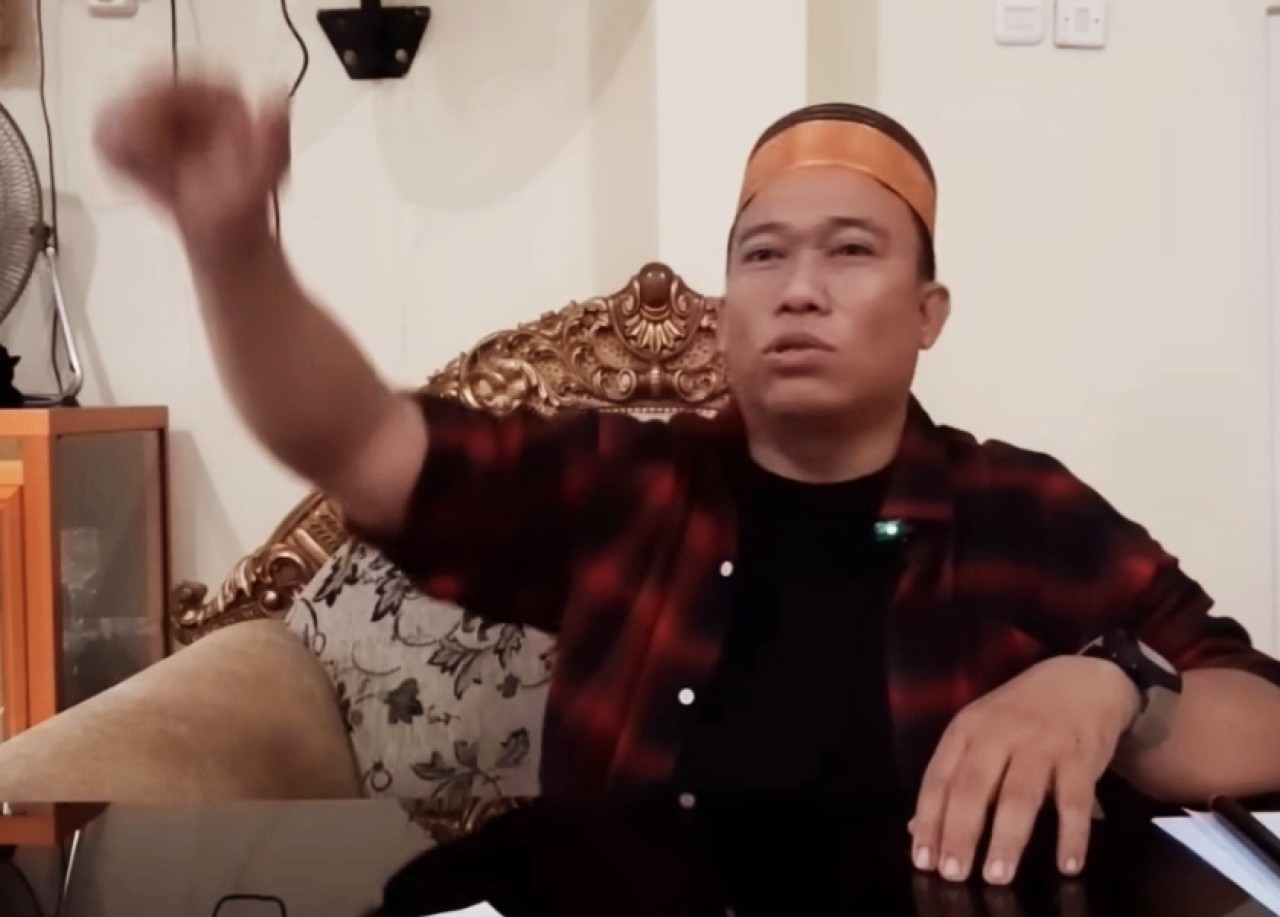 Wajah pria yang menyebut Allah hidup di dunia dan seorang laki-laki (tangkapan layar).