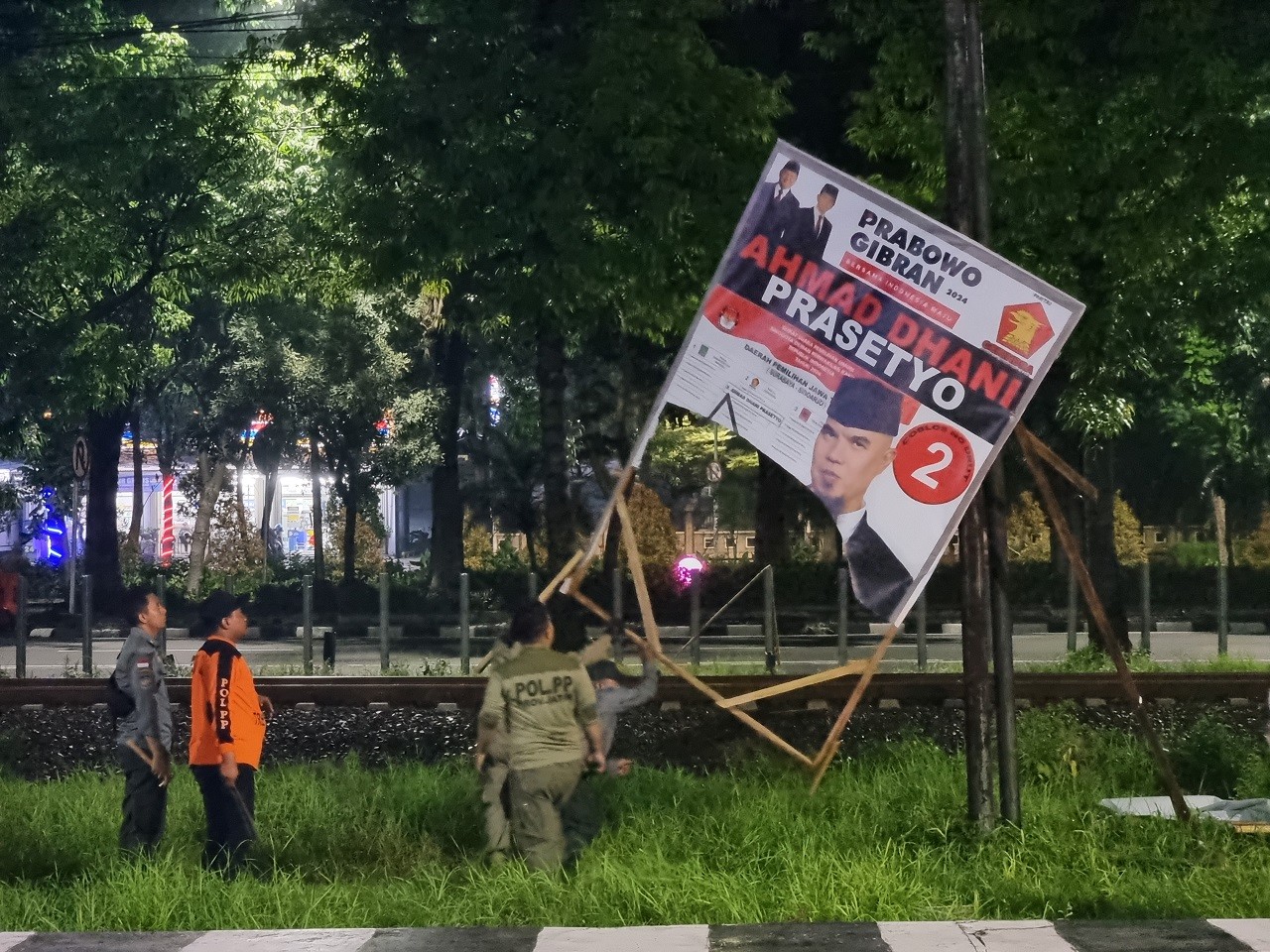 KPU Jatim bersama petugas gabungan saat pembersihan APK diseputar Jalan Ahmad Yani Surabaya (foto: Ni'am Kurniawan/jatimnow.com)