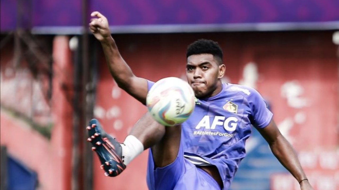 Penyerang muda Persik Kediri Jeam Kelly Sroyer dalam latihan rutin di Brawijaya. (Foto: Persik Kediri/jatimnow.com)