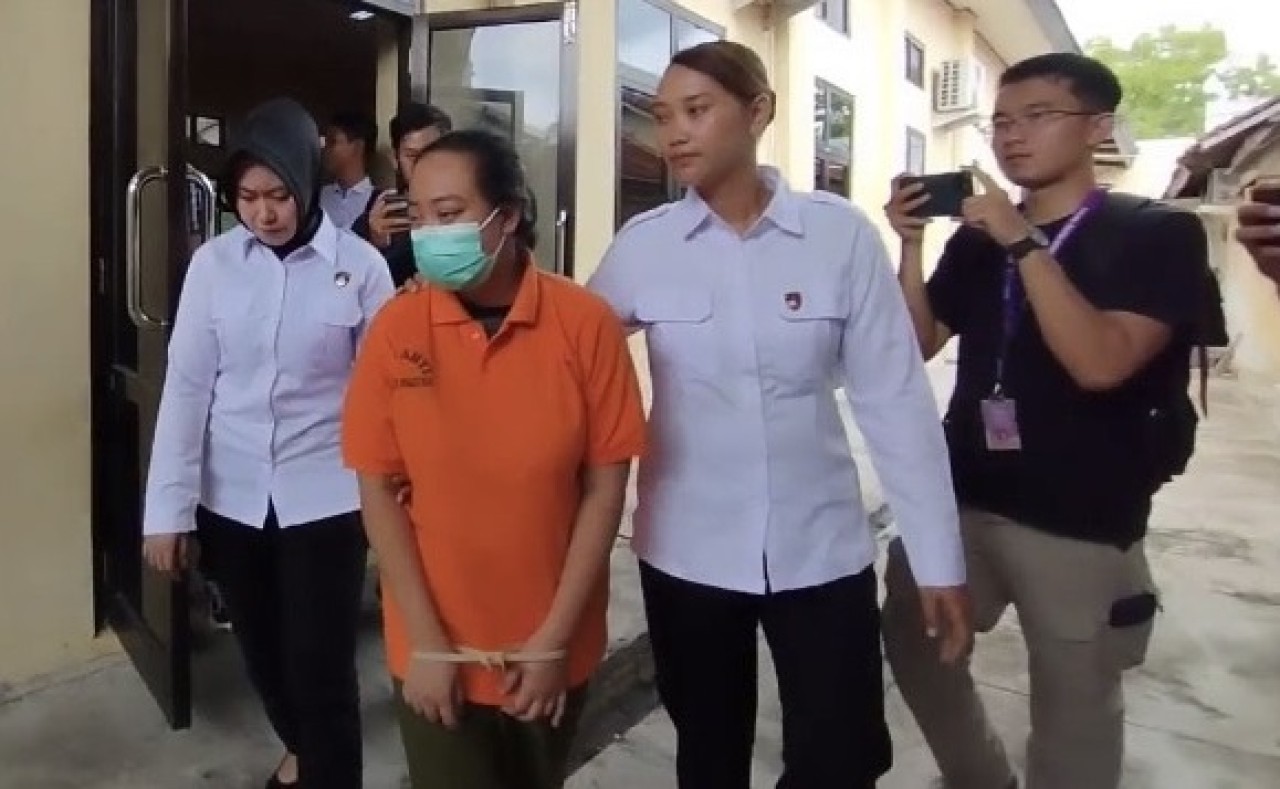 Pelaku pembunuhan remaja asal Pacitan saat ditangkap polisi.(Foto: Polres Pacitan for jatimnow.com)