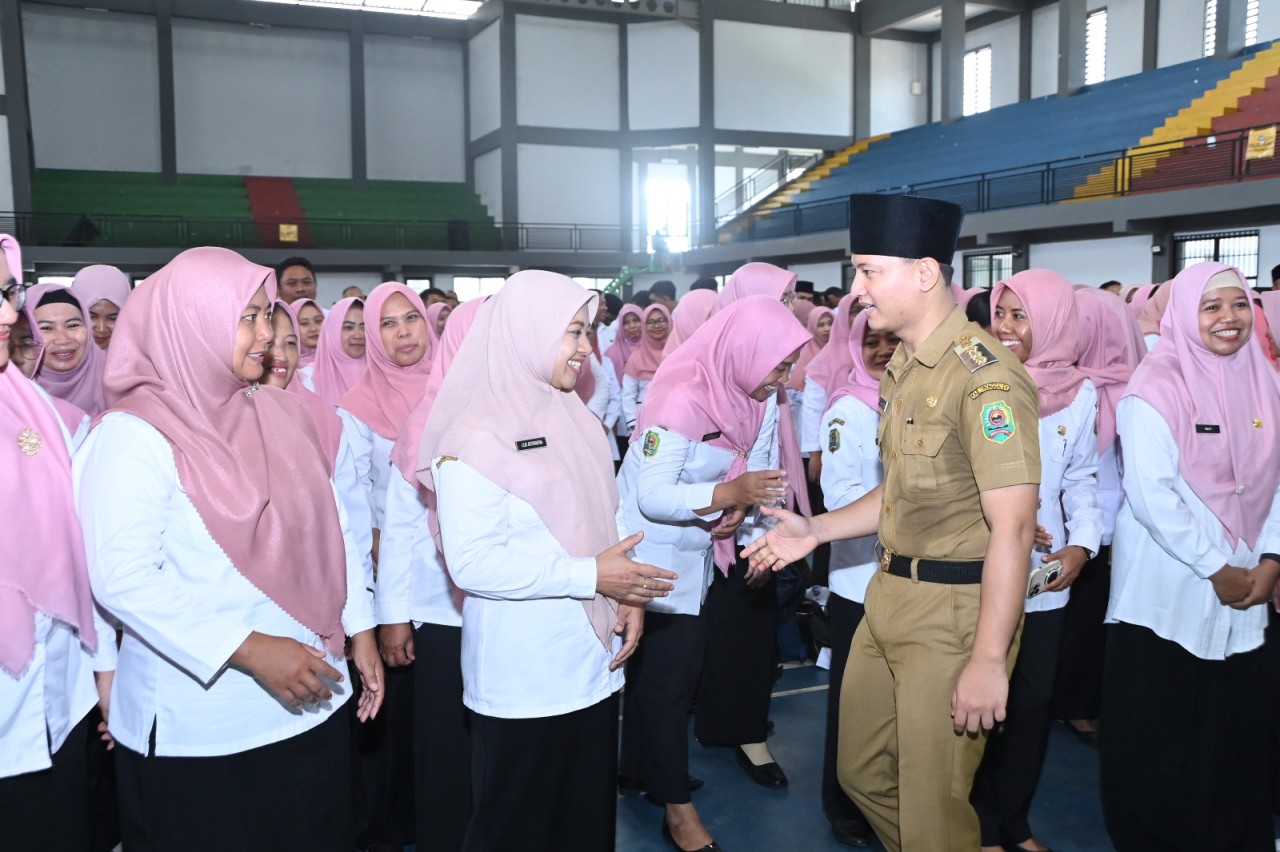 Bupati Trenggalek, Mochamad Nur Arifin saat bersalaman dengan guru PPPK. (Foto: Bramanta Pamungkas/jatimnow.com)