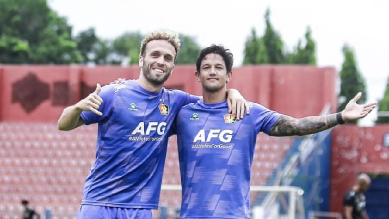 Ze Valente dan Irfan Bachdim dalam latihan rutin Sabtu sore di Stadion Brawijaya. (Foto: Persik Kediri/jatimnow.com)