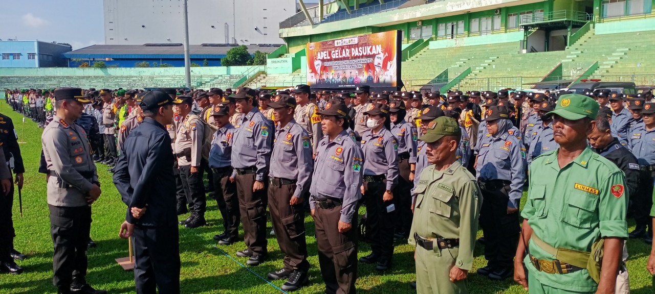 Pj Wali Kota Malang, Wahyu Hidayat bersama Kapolresta Malang Kota, Kombes Pol Budi Hermanto pada Selasa (13/2/2024) saat meninjau kesiapan petugas gabungan dalam Apel Gelar Pasukan Pergeseran Personel Pengamanan TPS. (Foto : Gerhana/jatimnow.com)