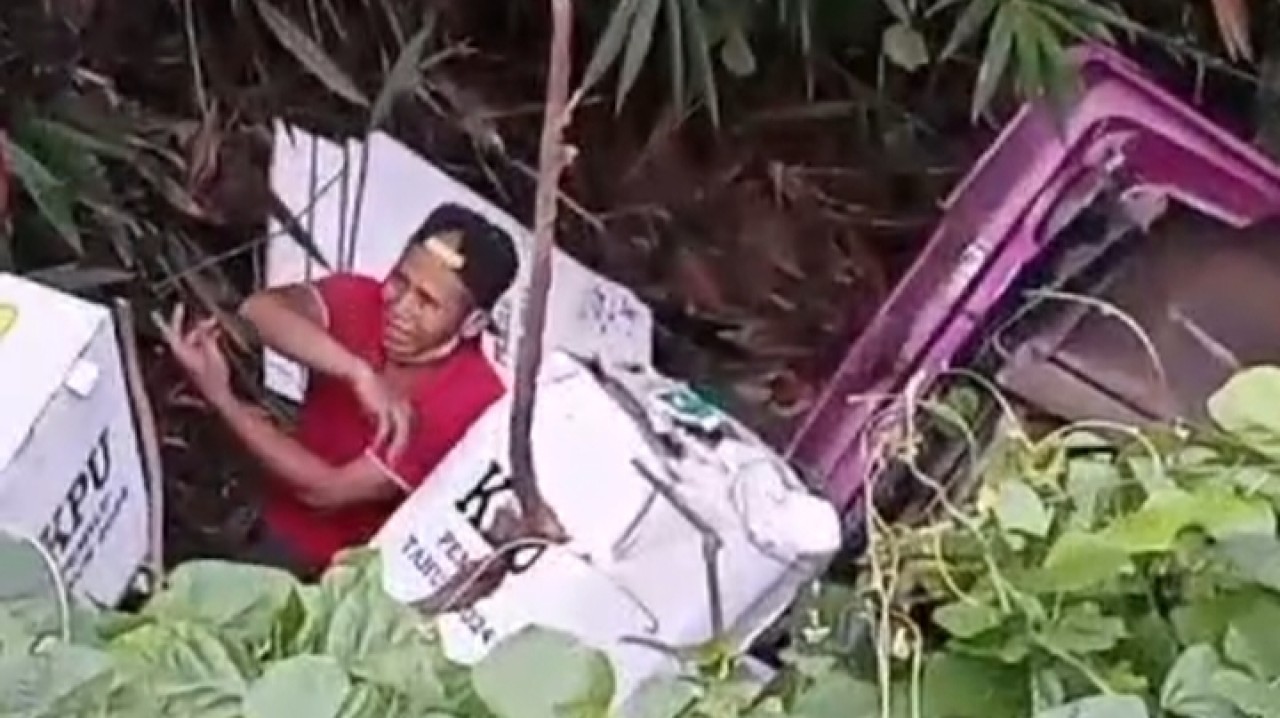 Kondisi mobil pikap pengakut logistik yang masuk ke jurang di Blitar. (tangkapan layar)