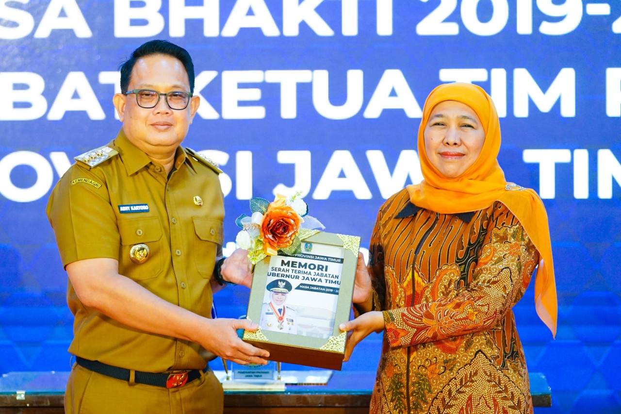 Sertijab antara Pj Gubernur Adhy Karyono (kiri) oleh Khofifah Indar Parawansa (kanan) (foto: Humas Pemprov Jatim for jatimnow.com)