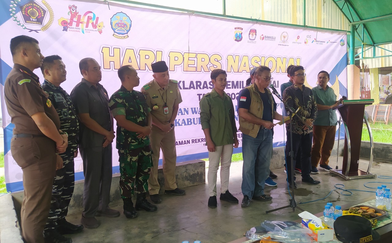 Sejumlah jurnalis bersama Forkopimda melakukan deklarasi pemilu damai di Bangkalan. (Foto: Fathor Rahman/jatimnow.com)