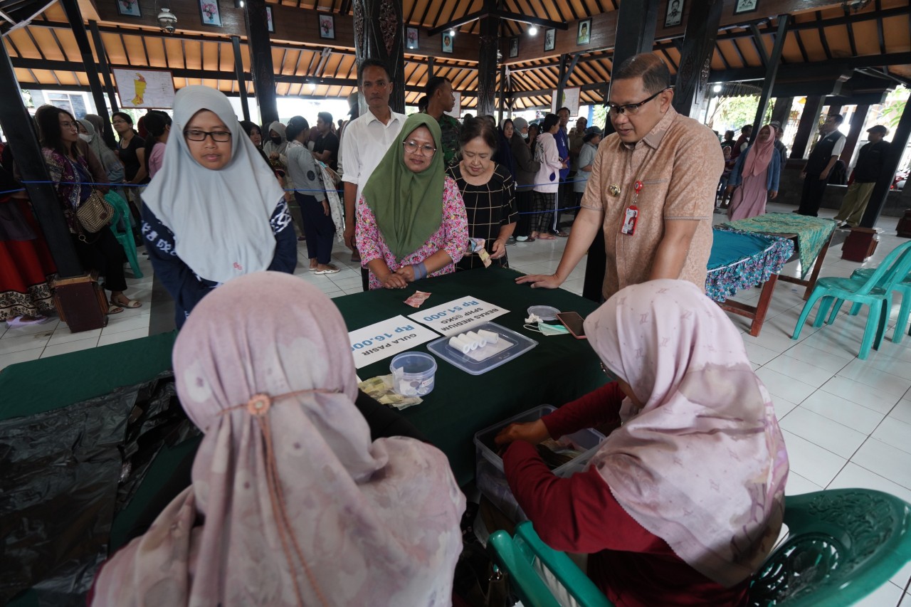 Pj Wali Kota Batu, Aries Agung Paewai meninjau kegiatan Operasi Pasar Kota Batu pada hari ini, Selasa, 27 Februari 2024 di Balai Kelurahan Ngaglik, Kecamatan Batu. (Foto: Pemkot Batu)