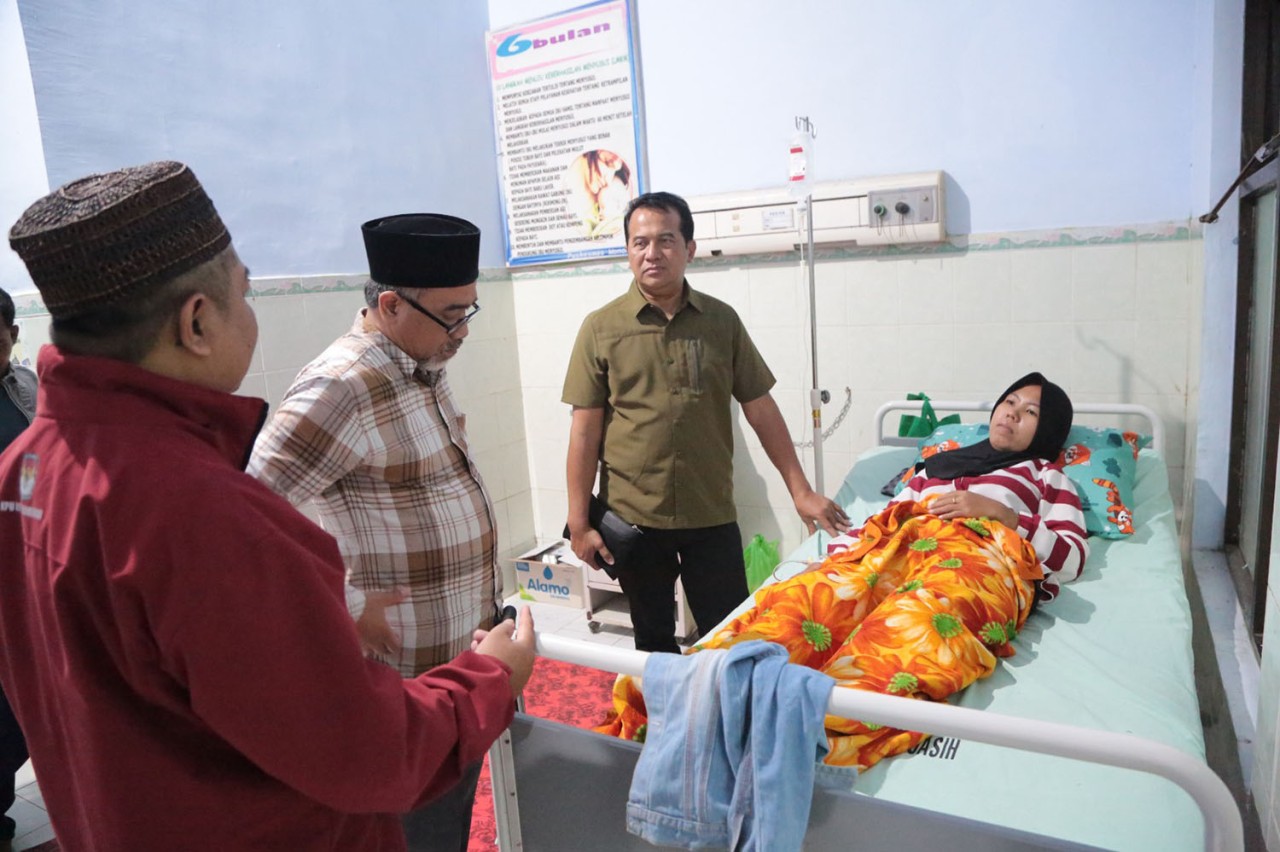 Pj Wali Kota Probolinggo Nurkholis saat mengunjungi anggota KPPS yang dirawat di rumah sakit. (Foto: Humas Pemkot Probolinggo)