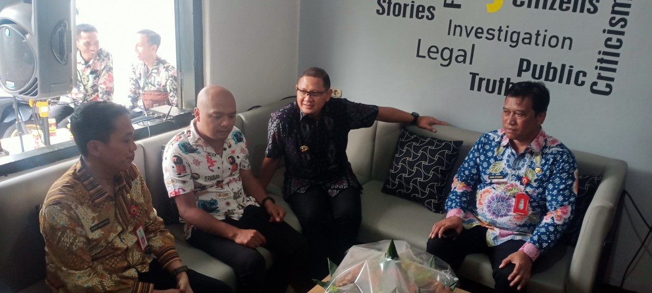 Pj Aries (menggunakan kacamata) dan lainnya saat mengunjungi Markas FJKB. (Foto: Gerhana/jatimnow.com)