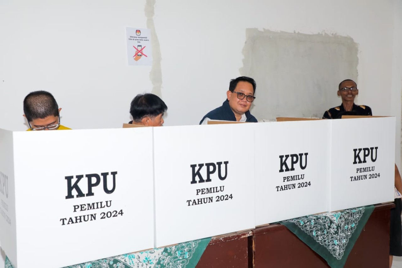Plh Gubernur Jatim saat nyoblos di TPS 37 Tegalsari (foto: Humas Pemprov Jatim for jatimnow.com)