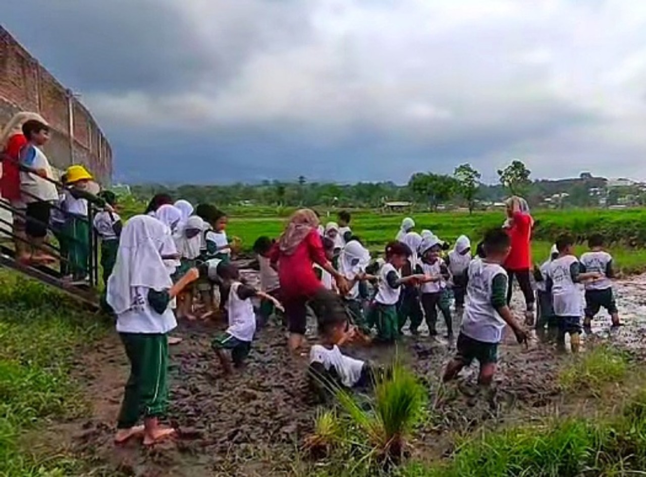 Anak-anak bermain angklung di Ranting Sewu Pandaan, Pasuruan.(Foto: Ahaddiini HM/jatimnow.com)