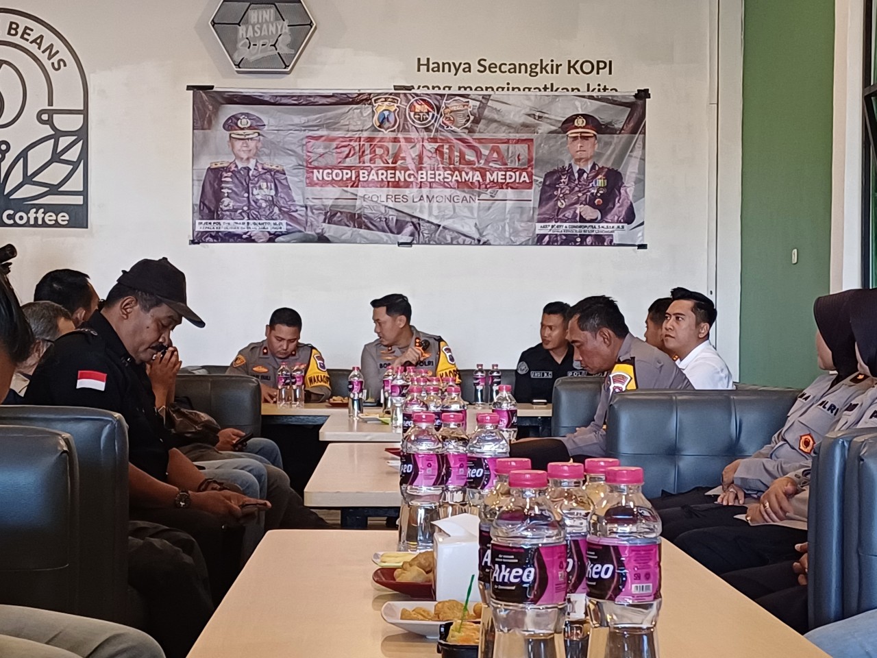 Kapolres Lamongan, AKBP Bobby A. Candra Putra disela-sela kegiatan piramida. (Foto : Adyad Ammy Iffansah/jatimnow.com)
