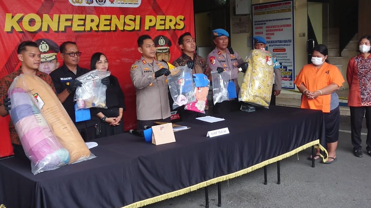 Polres Tulungagung saat menunjukkan barang bukti YM, ibu yang cekoki racun anaknya. (Foto: Bramanta Pamungkas/jatimnow.com)