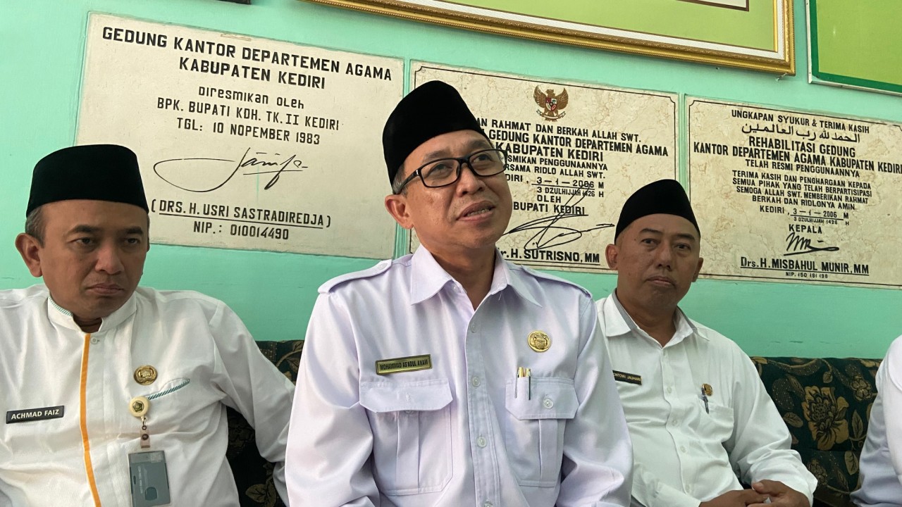 Kepala Bidang Pendidikan Diniyah dan Pondok Pesantren Kanwil Kemenag Jawa Timur Mohammad As’adul Anam (tengah). (Foto: Yanuar Dedy/jatimnow.com)