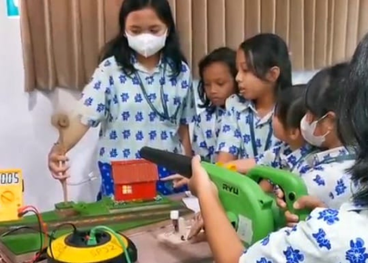 Produk hasil daur ulang limbah rumah tangga di Sekolah Dasar Pembangunan Jaya Sidoarjo. (Foto: Ahaddiini HM/jatimnow.com).