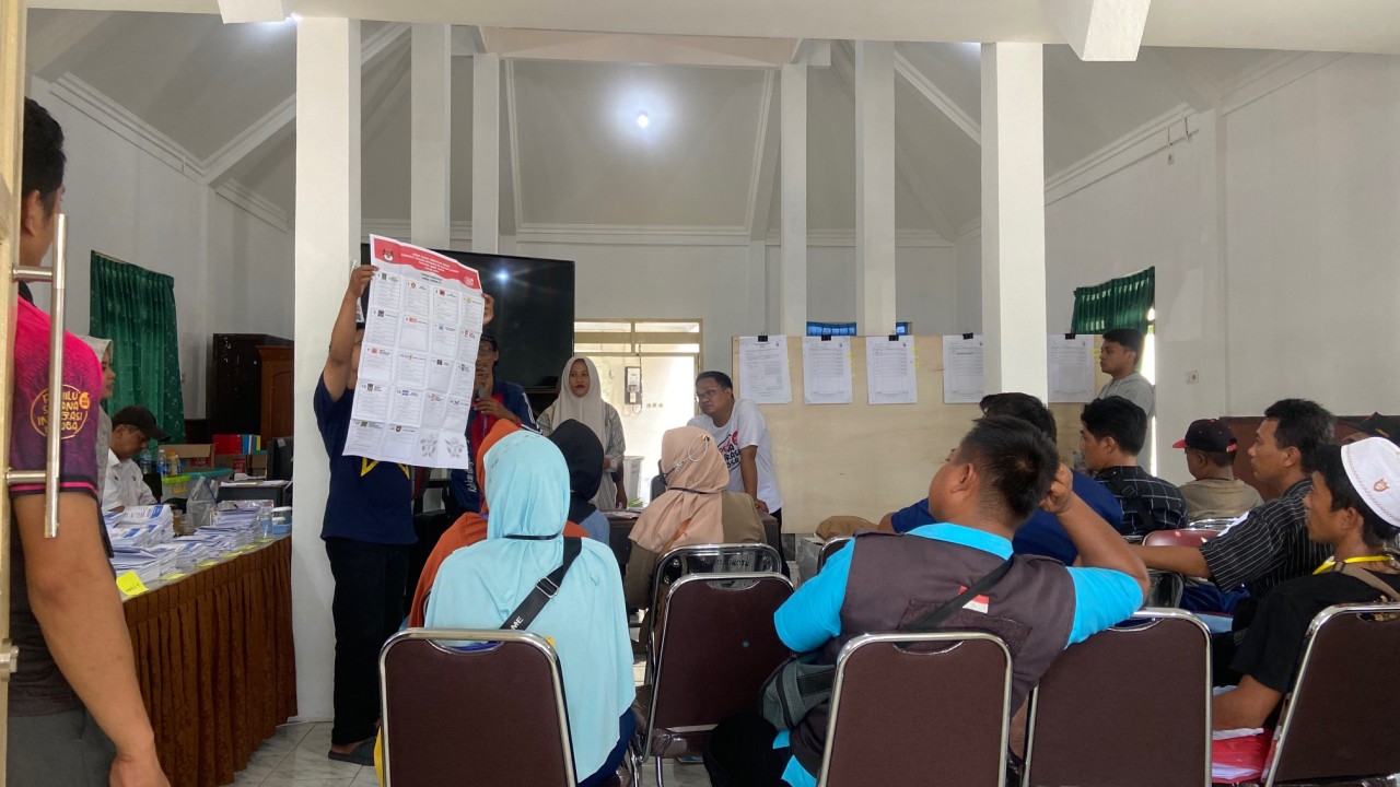 Proses hitung ulang di PPK Mojoroto. (Foto: Yanuar Dedy/jatimnow.com)