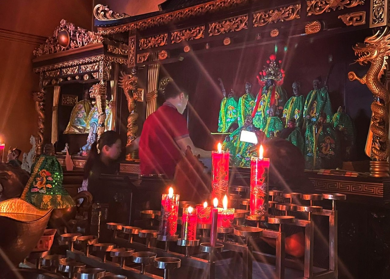 Proses membersihkan rupang di Kelenteng Tjong Hok Kiong. (Foto: Ahaddiini HM/jatimnow.com)