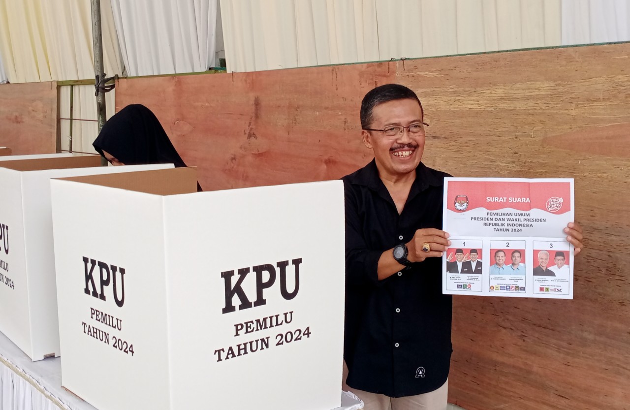 Mantan wakil wali (Wawali) Kota Batu, Punjul Santoso, mencoblos di TPS 14, Kelurahan Sisir, Kota Batu. (Foto: Gerhana/jatimnow.com)