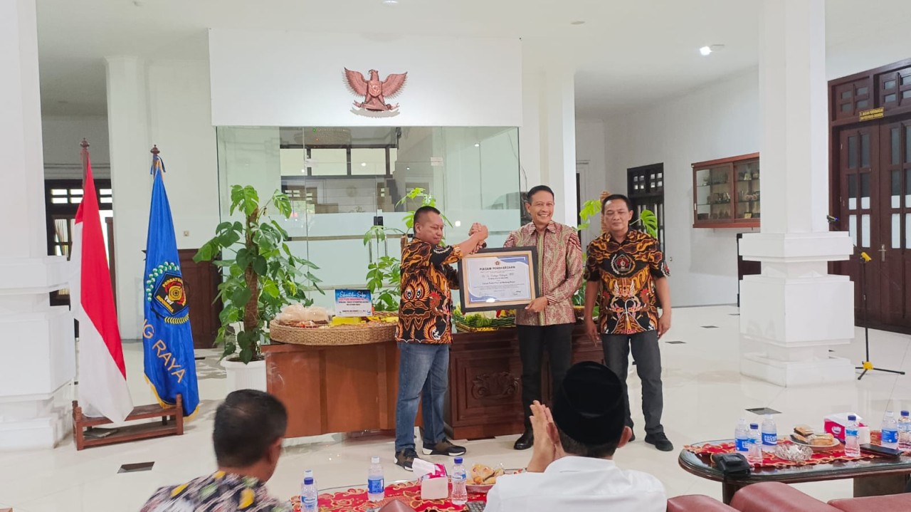 PWI Malang Raya memberikan penghargaan kepada salah satu 'Tokoh Peduli Pers' yakni Pj Wali Kota Malang, Wahyu Hidayat pada Jumat (9/2/2024) sore.