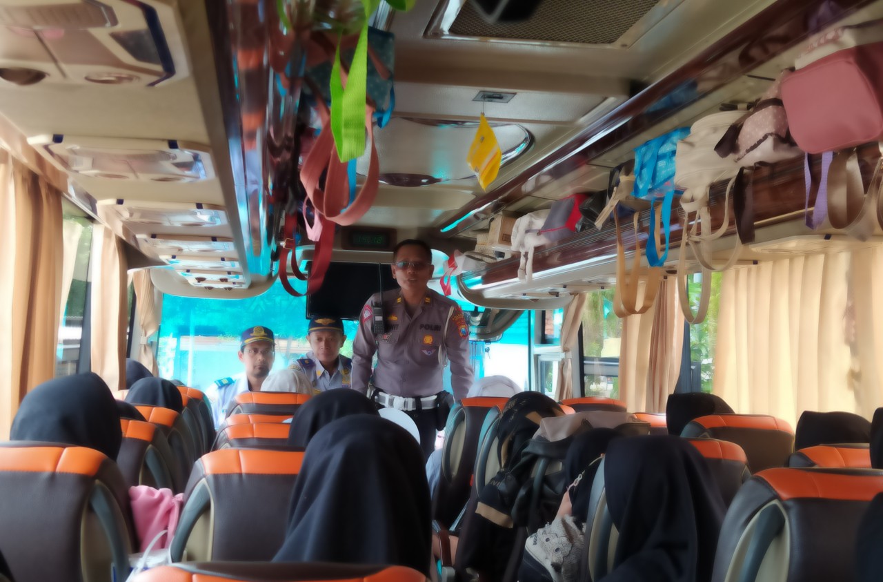 Petugas gabungan lakukan pengecekan bus pariwisata di Terminal Bangkalan, Kamis (1/2/2024). (Foto: Fathor Rahman/jatimnow.com)