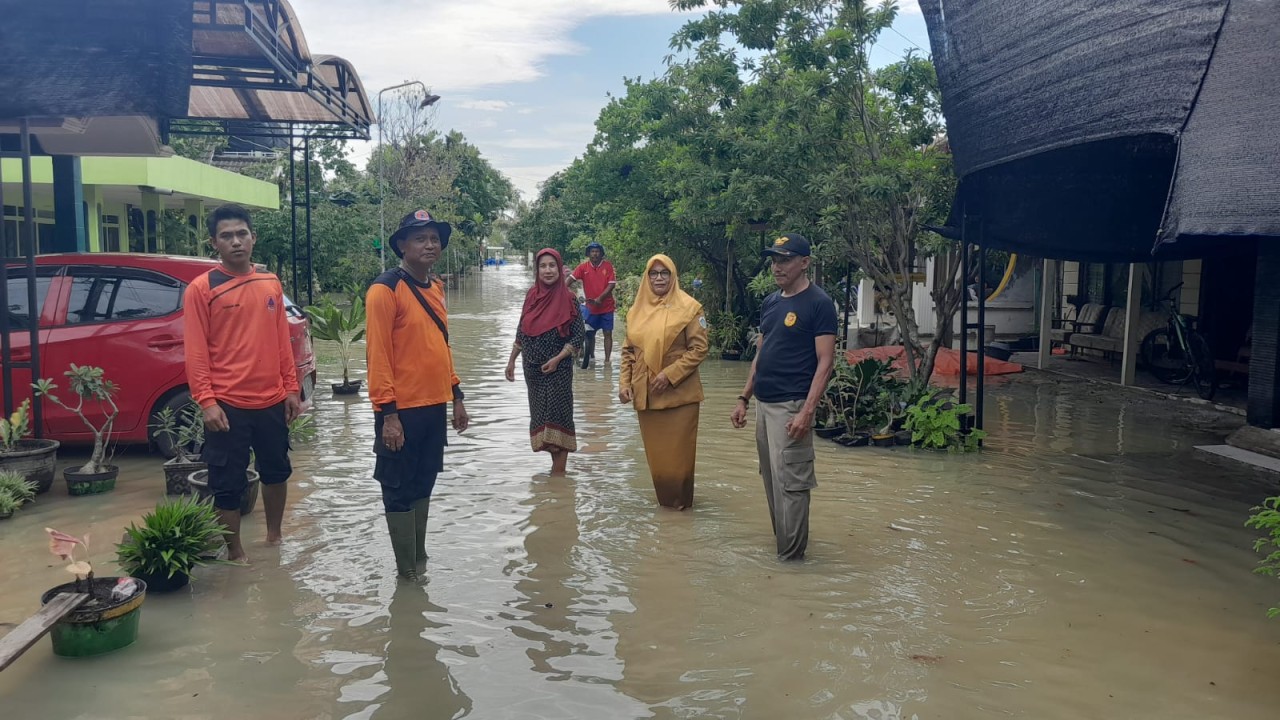 Ratusan rumah warga tergenang banjir limpasan tanggul Sungai Plalangan jebol. (Foto : Adyad Ammy Iffansah/jatimnow.com)