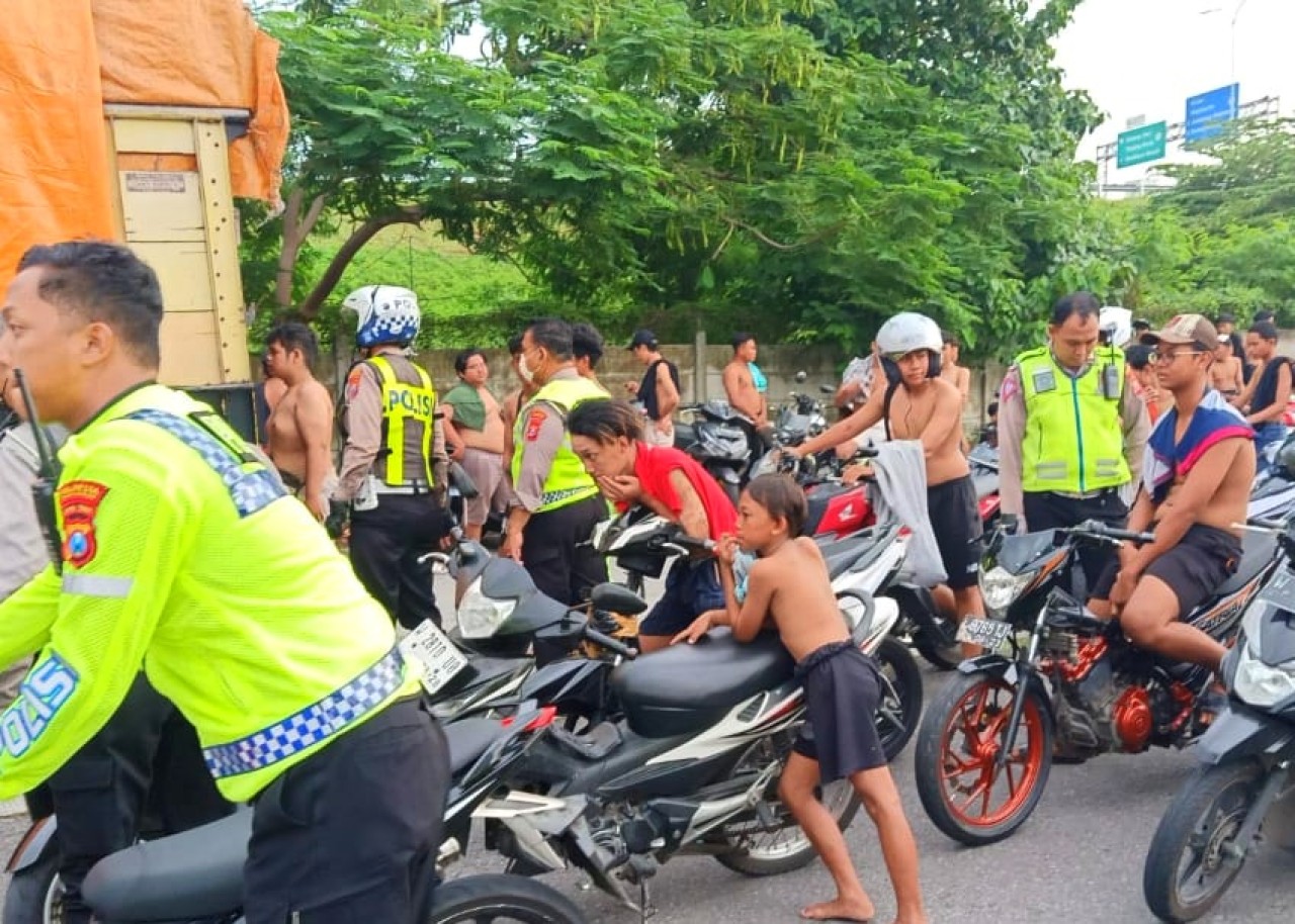 Petugas gabungan saat lakukan razia balap liar dan knalpot brong di perbatasan kota Surabaya-Sidoarjo jalan Lingkar Mas Sidoarjo. (Foto: Med for jatimnow.com)