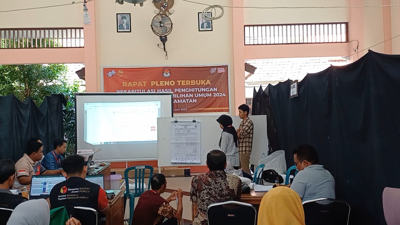 Suasana tahap rekapitulasi tingkat kecamatan di Lamongan. (Foto : Adyad Ammy Iffansah/jatimnow.com)