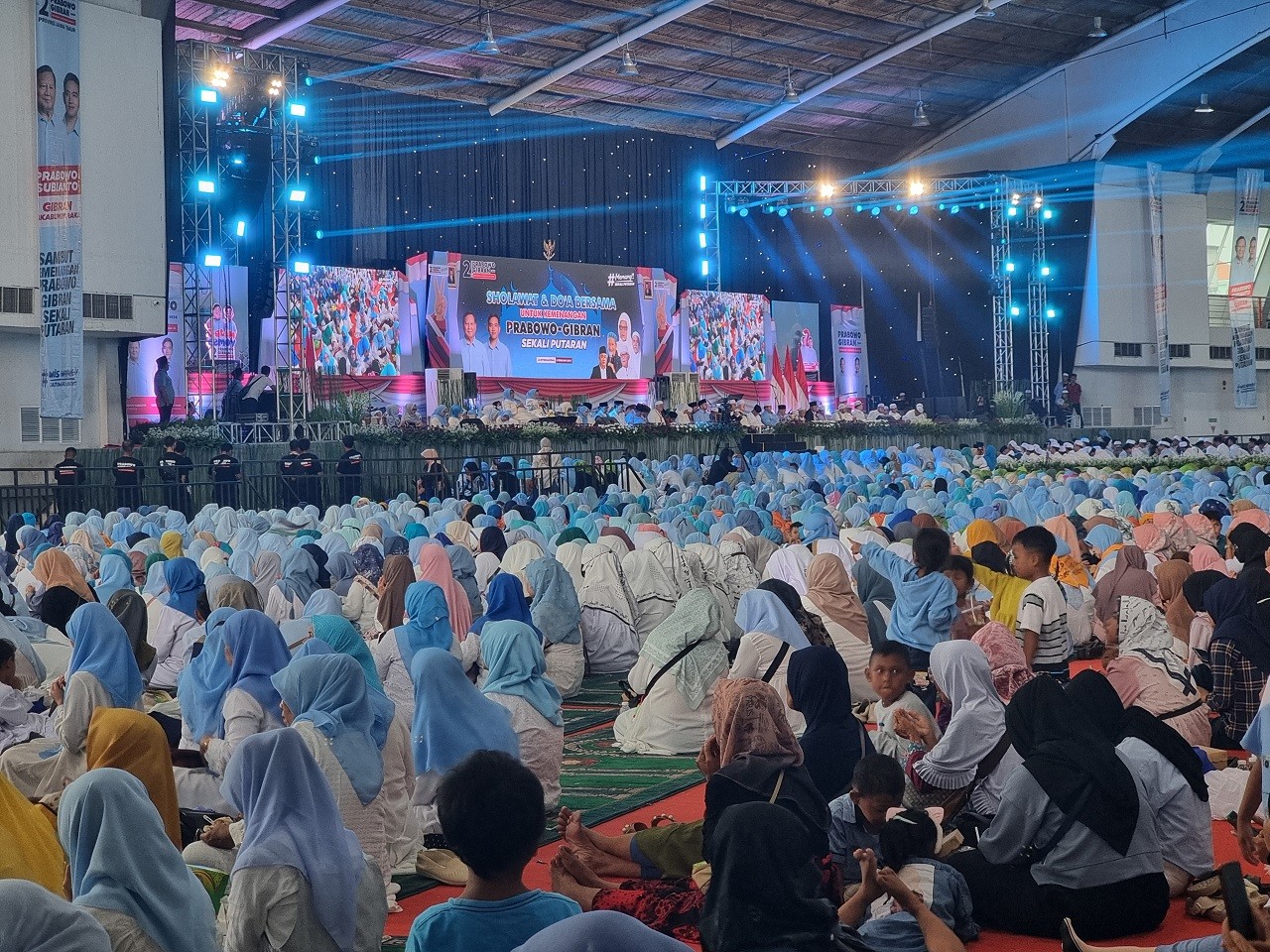 Ribuan warga selawat dan doa bersama untuk Prabowo-Gibran di Jatim Expo, Surabaya (foto: Ni'am Kurniawan/jatimnow.com)