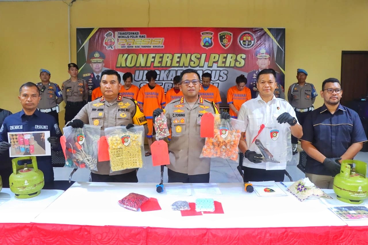 Kapolresta Sidoarjo Kombes. Pol. Christian Tobing saat press rilis kasus LPG oplosan. (Foto: Ahaddiini HM/jatimnow.com).