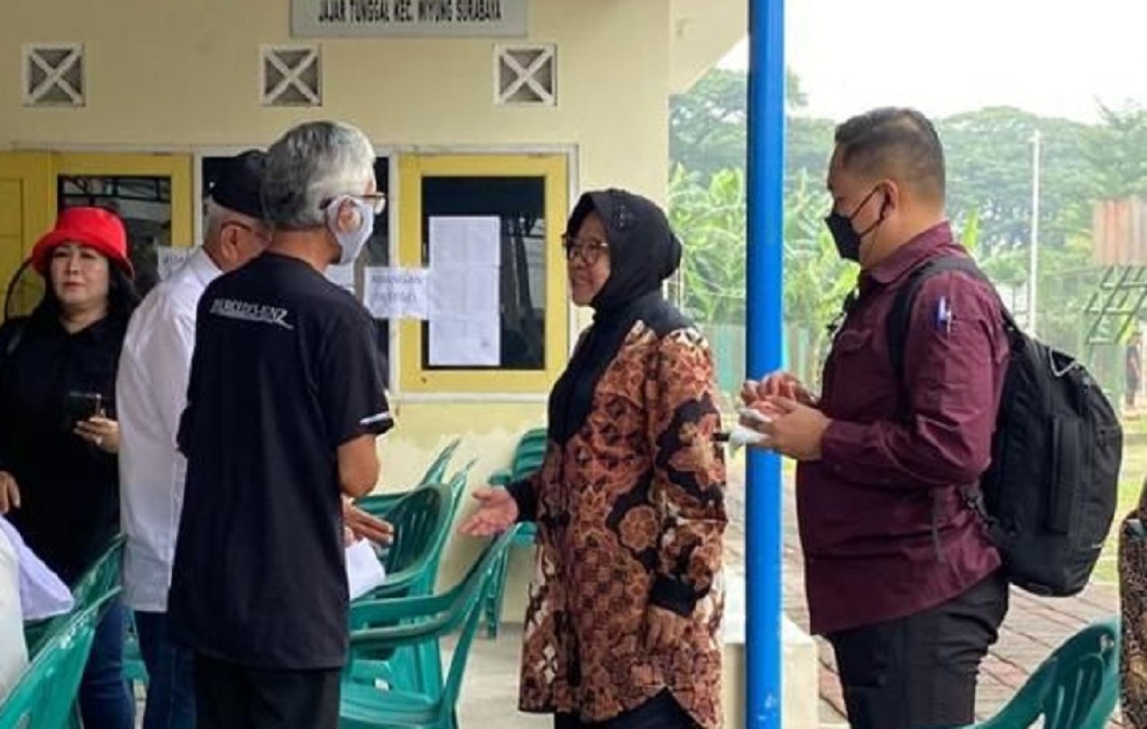 Mensos Risma Berjalan Kaki 1 Km untuk Nyoblos di TPS 030 Wiyung Surabaya