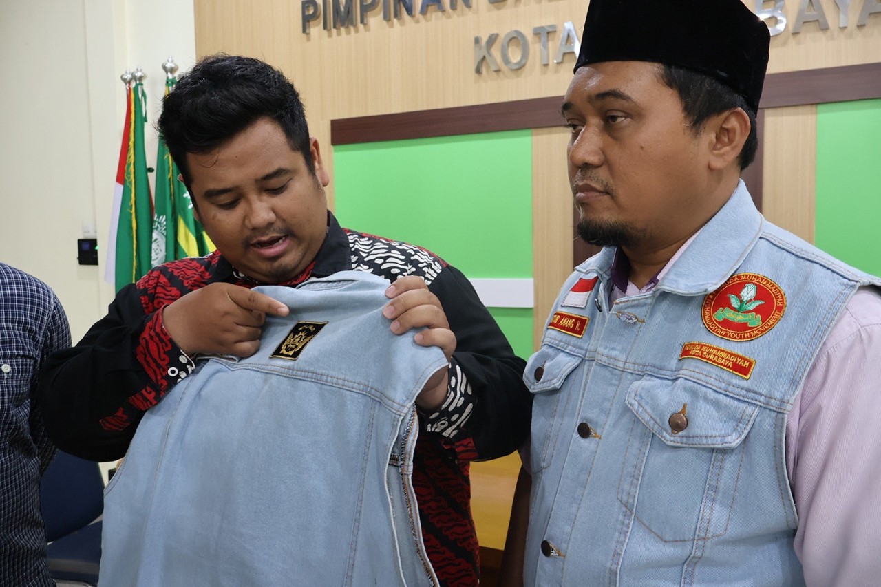 Penampakan Rompi Biru Muda Dikenakan Eri Cahyadi Lengkap dengan Simbolnya