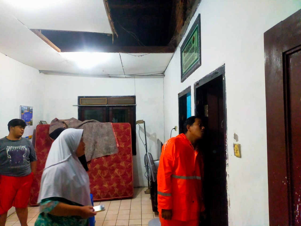 Kondisi rumah di Babat Jerawat, Pakal, Surabaya yang atapnya ambrol. (Foto: BPBD Surabaya for jatimnow.com)