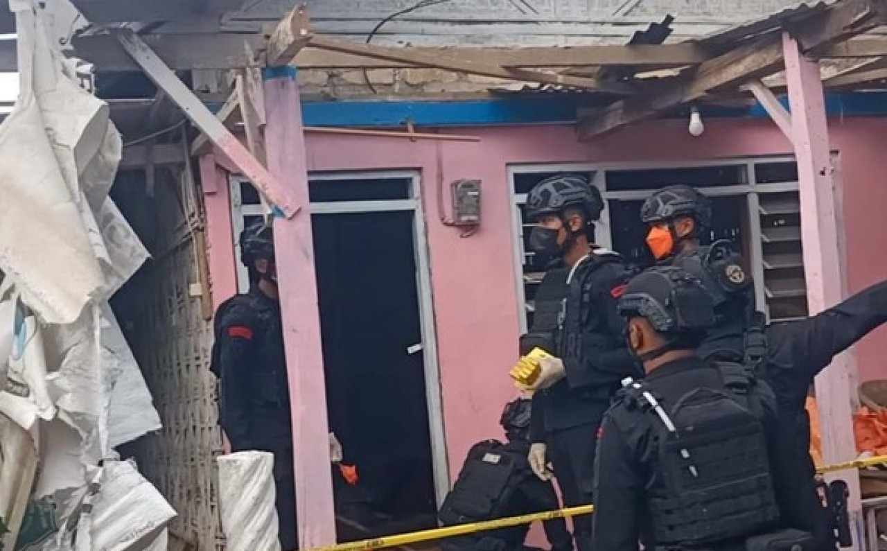 Kondisi rumah Ketua KPPS di Pamekasan yang terkena bom.