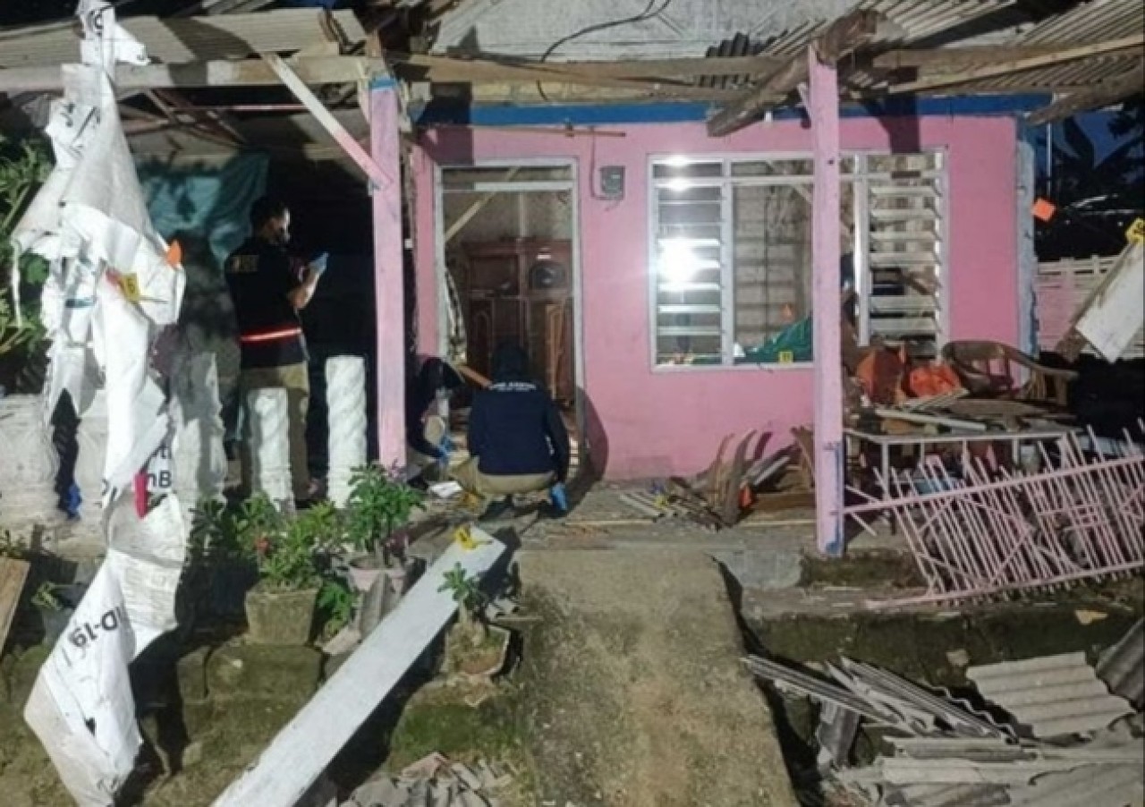 Kondisi rumah Ketua KPPS di Pamekasan yang terkena bom.  (Foto: Fathor Rahman/jatimnow.com)