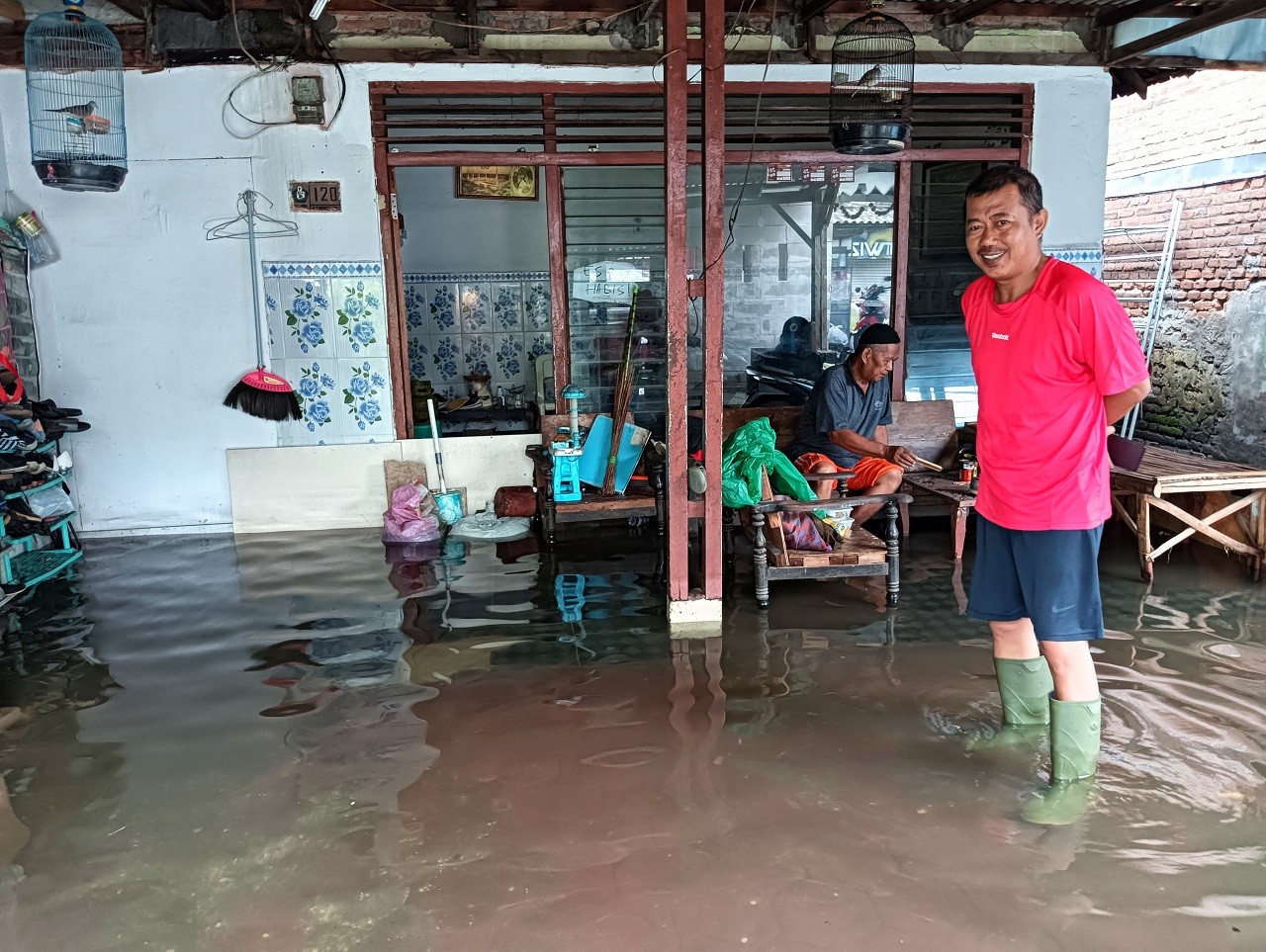 Rumah Muhammad Sofi'i (45) warga Bungurasih Timur RT 12 RW 1 yang terendam banjir selama 2 hari. (Foto: Ahaddiini HM/jatimnow.com).