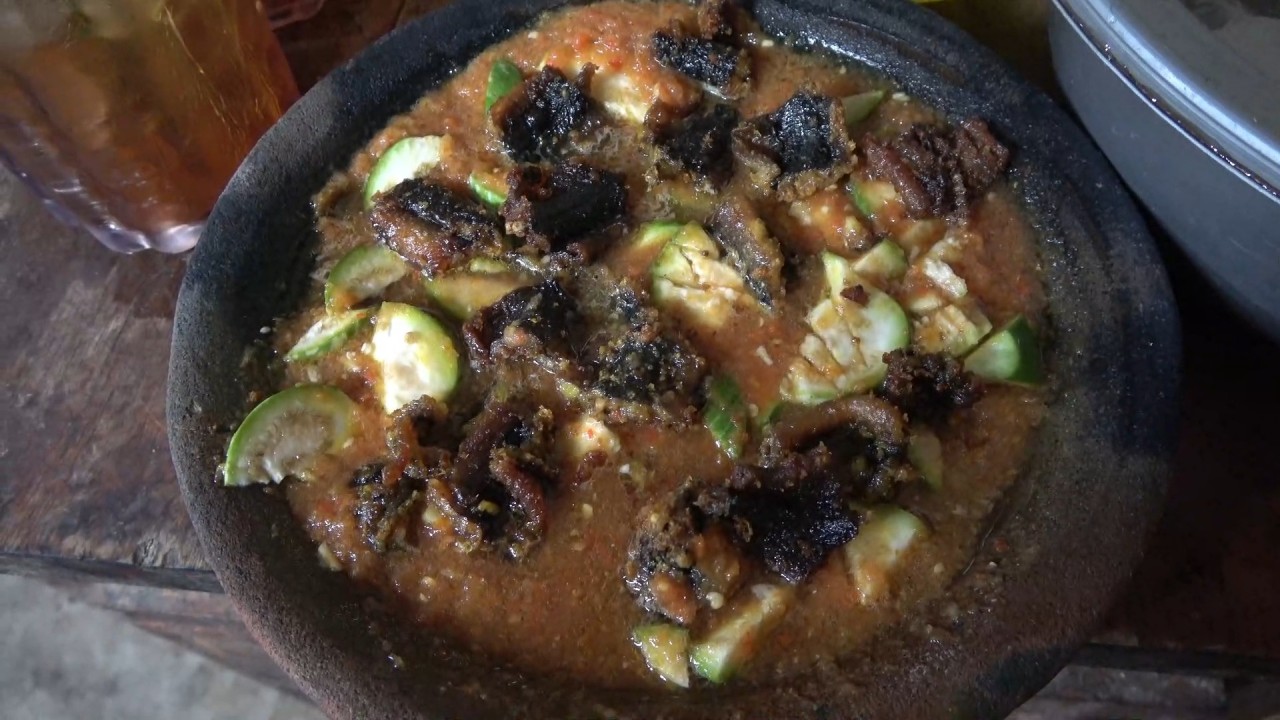 Sajian belut sambal orek di warung milik Bu Silastri, Kecamatan Bluluk, Lamongan. (Foto : Adyad Ammy Iffansah/jatimnow.com)