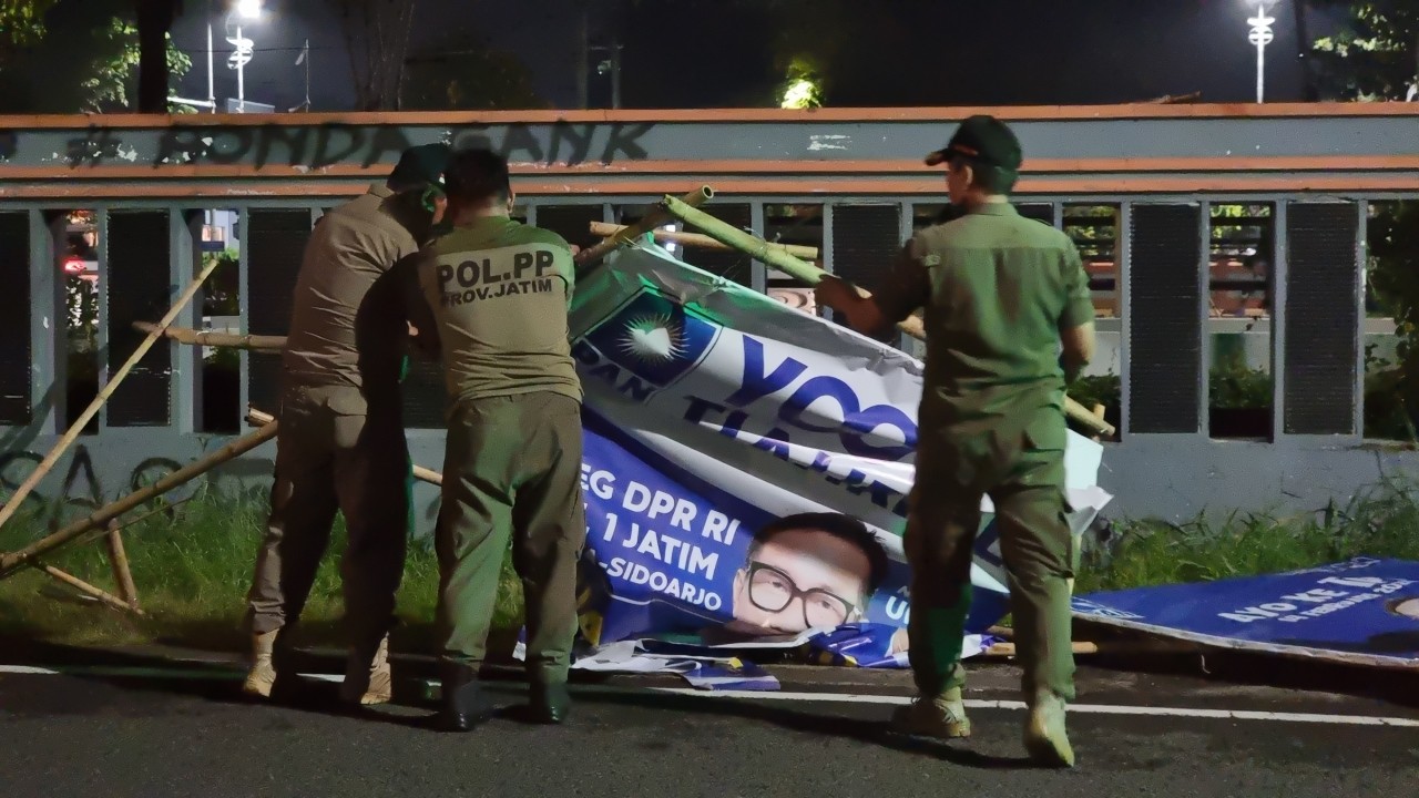 Satpol PP saat menertibkan APK semalam tepat pukul 00.00 WIB (foto: Ni'am Kurniawan/jatimnow.com)