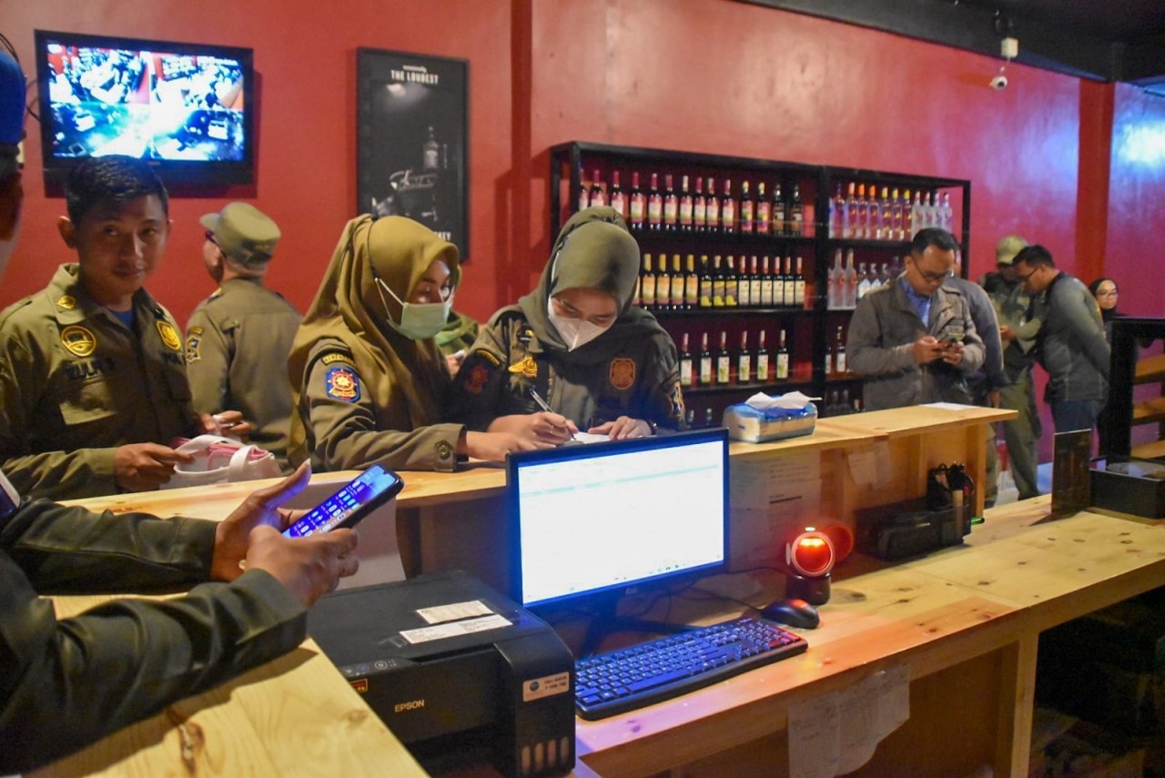 146 Botol Mihol Tanpa Izin Disita Satpol PP Surabaya dalam 1 Bulan