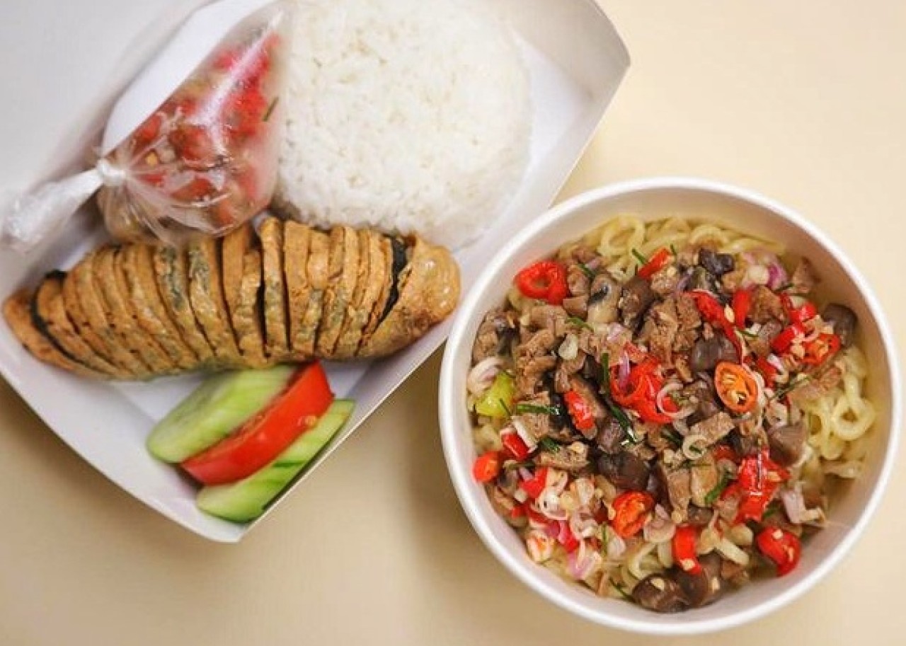 Nasi Tanogo sambal matah dan nasi campur. (Foto: Wiwi Junita for jatimnow.com)