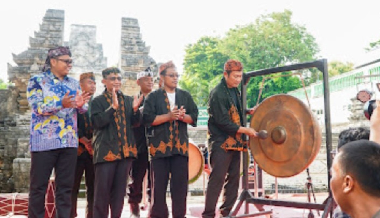 Bupati Lamongan, Yuhronur Efendi saat membuka festival ruwatan Sendangdhuwur di Kecamatan Paciran. (Foto : Humas Pemkab Lamongan for jatimnow.com)