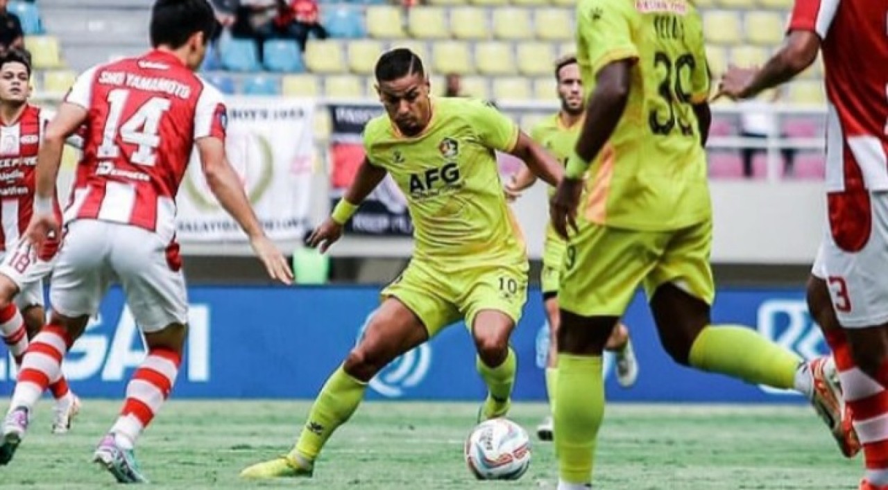 Renan Silva berusaha keluar dari kepungan para pemain Persis Solo. (Foto: Persik Kediri/jatimnow.com)