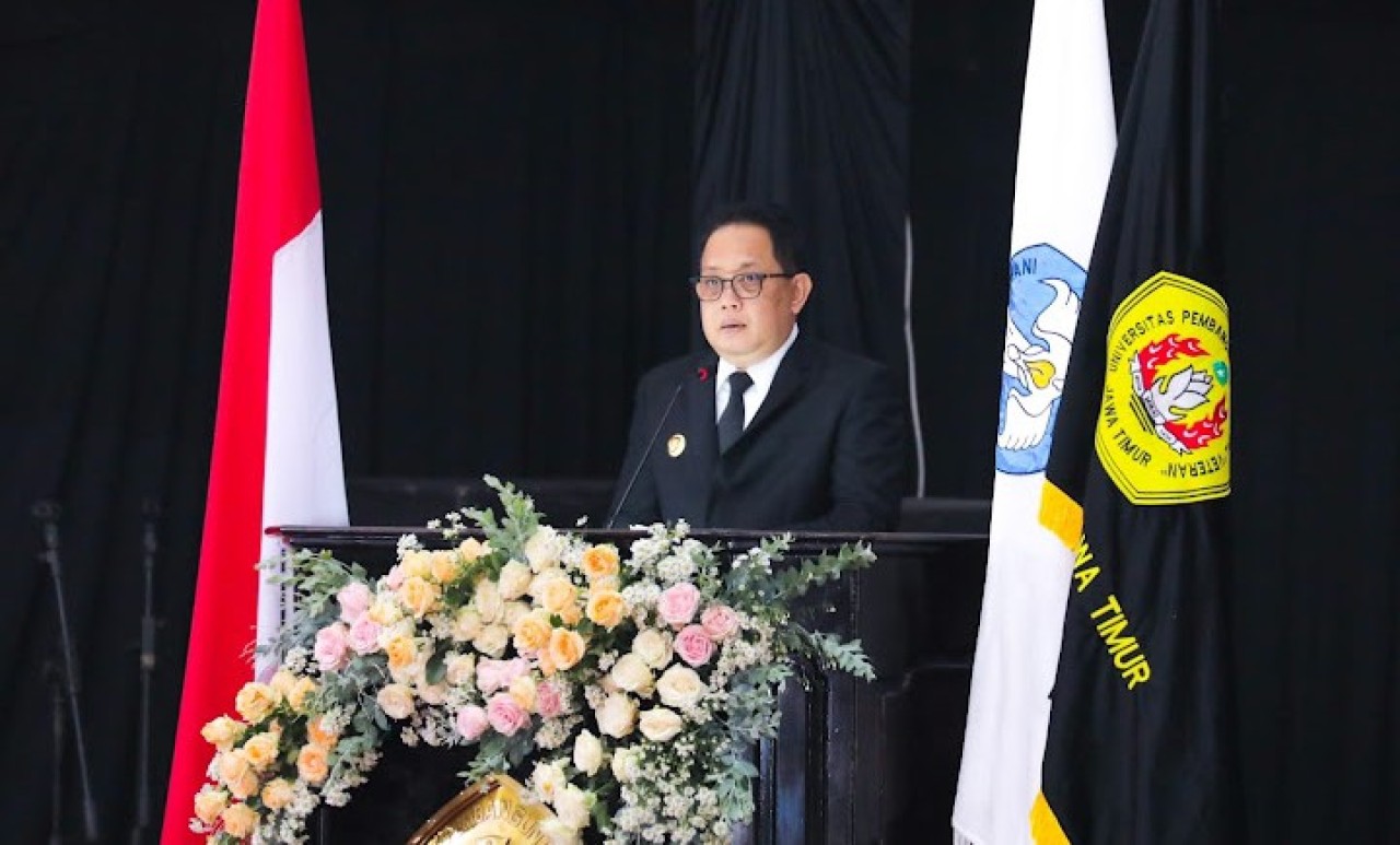 Pj Gubernur Jatim Adhy Karyono saat menghadiri acara wisuda di UPN Veteran Jatim. (Foto: Humas Pemprov Jatim)