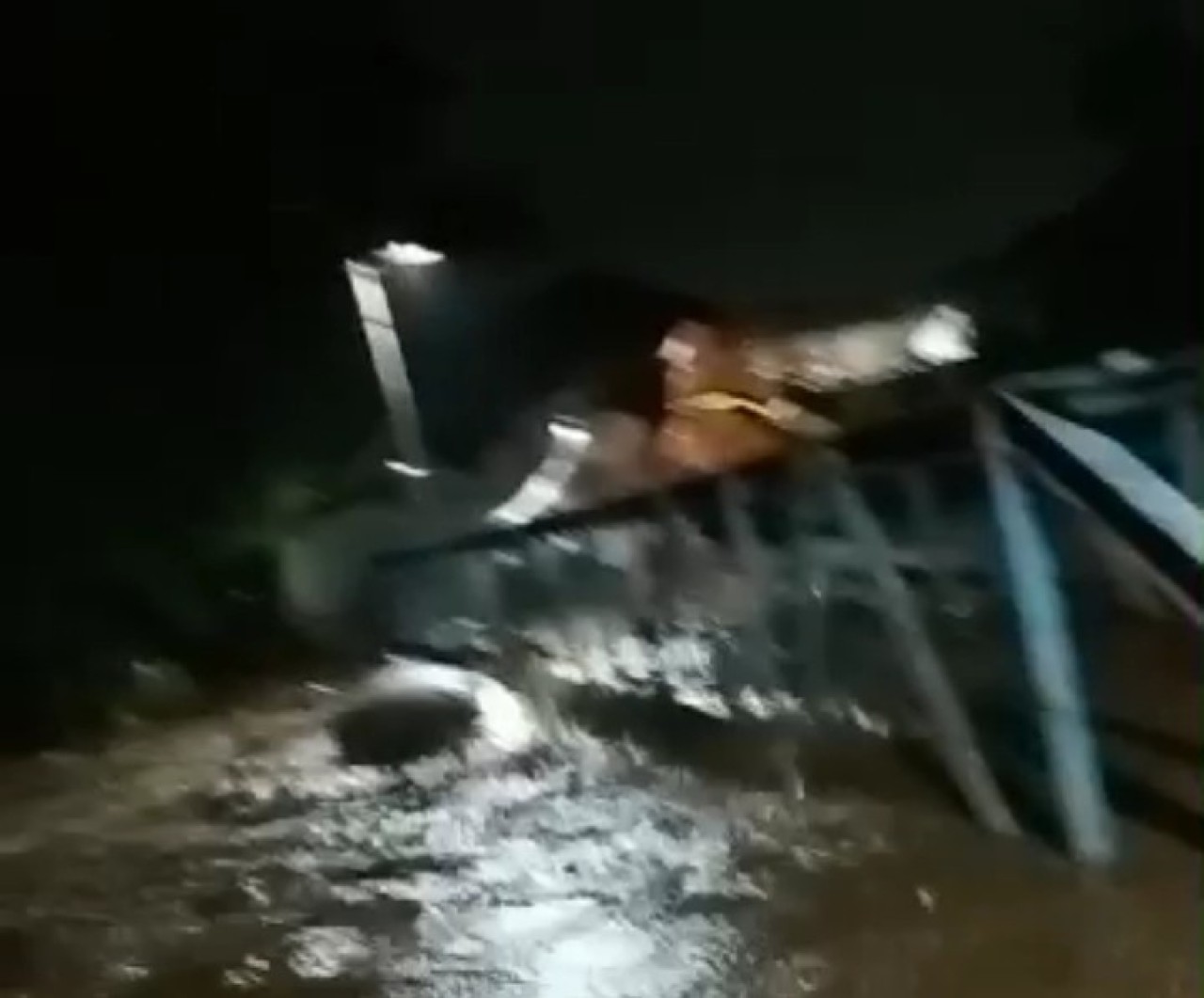 Banjir terjang Probolinggo. (Foto: tangkapan layar video amatir)