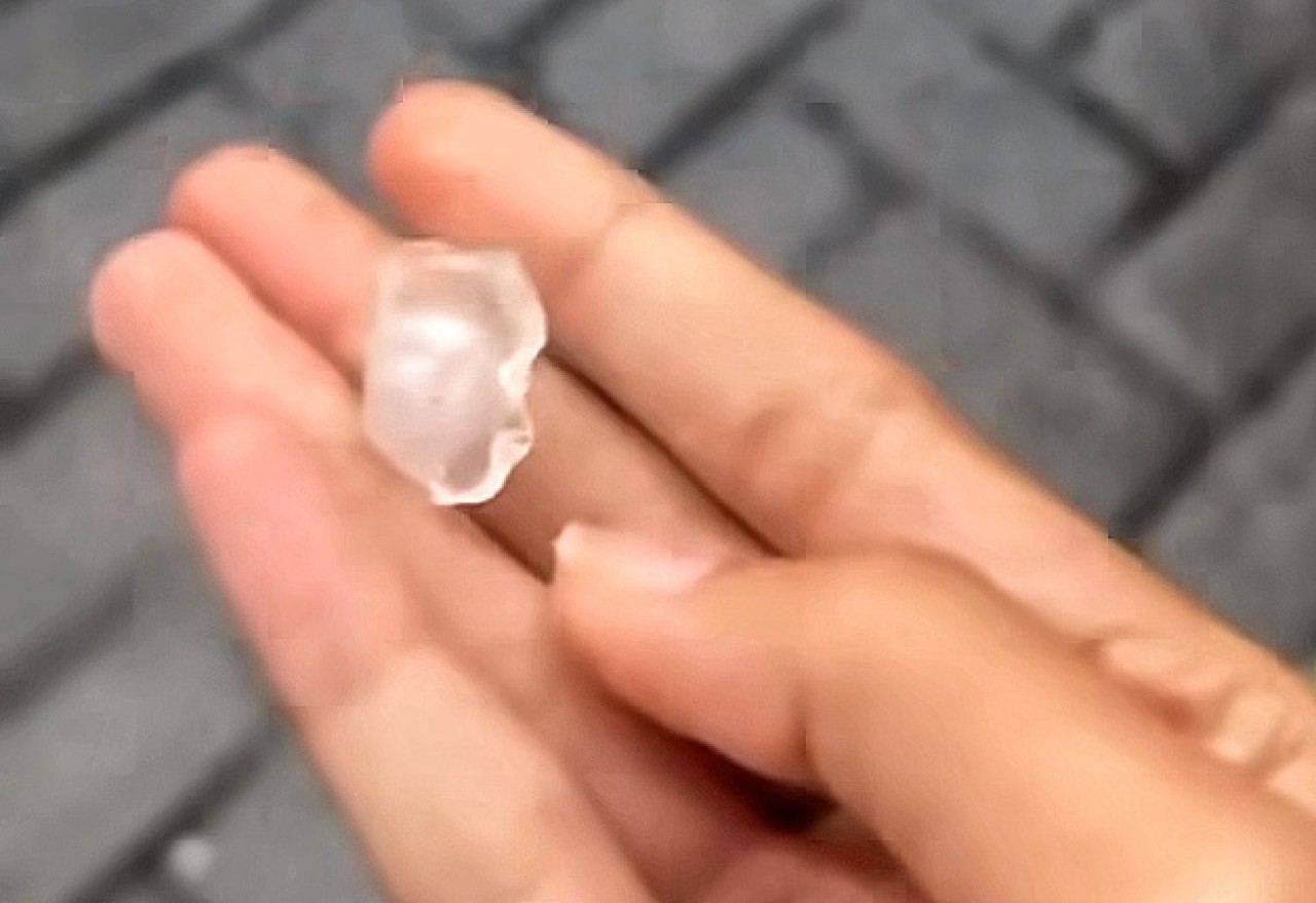 Hujan es di Sidoarjo. (Foto: Tangkapan layar video @Aniatussh)