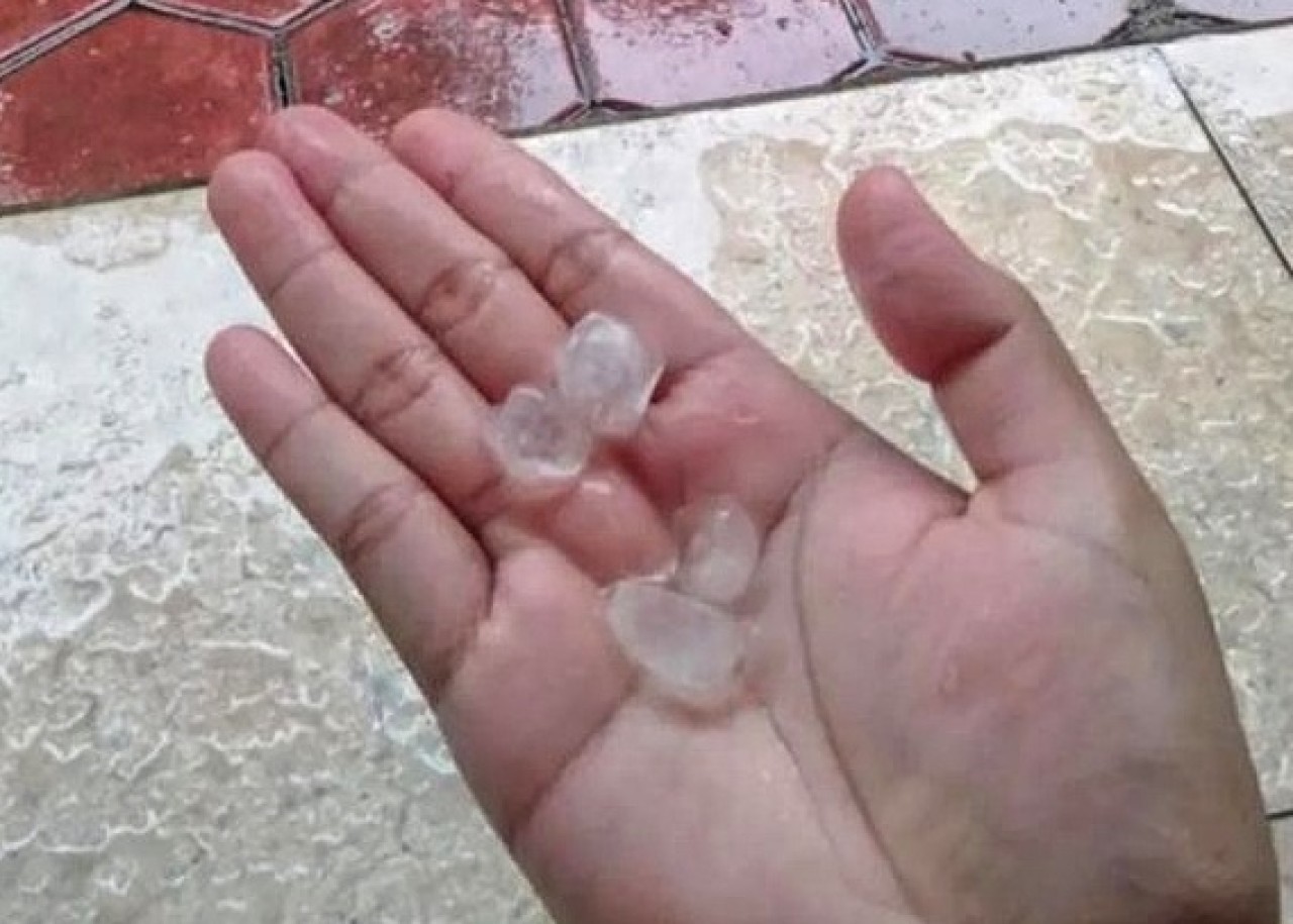 Hujan es di Sidoarjo. (Foto: tangkapan layar akun Instagram Evy_Nasfita)