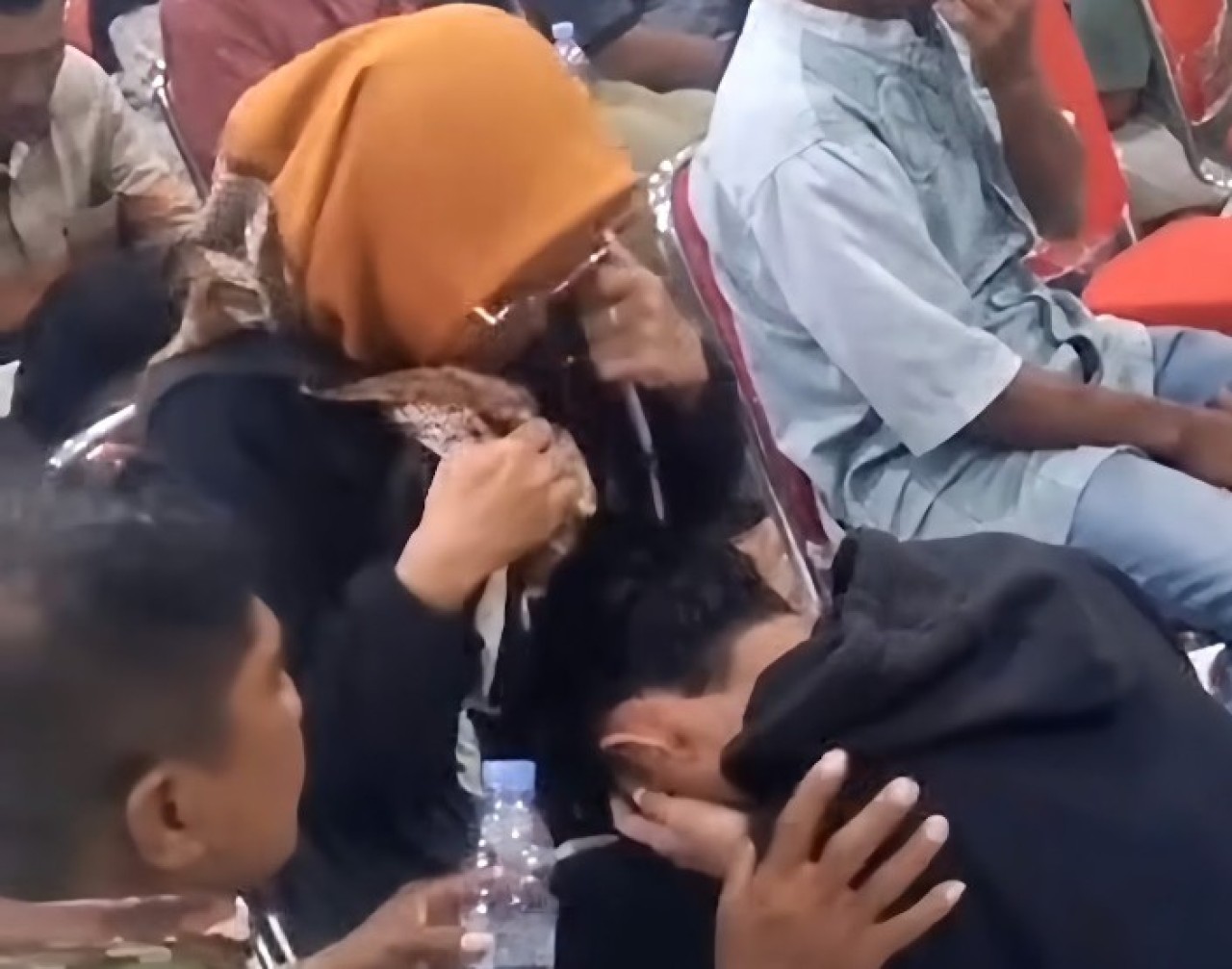 Para pelaku konvoi pesilat menangis saat sungkem dihadapan ortu. (Foto : IG Sekilasberitalamongan)