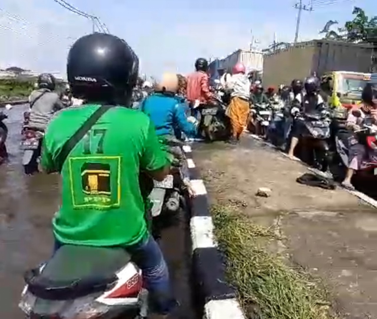 Antrean kemacetan kendaraan di seputar Jalan Margomulyo, Surabaya (Foto: Suud for jatimnow.com)