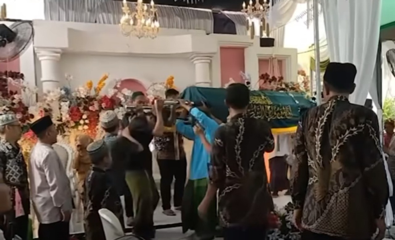 Potongan video viral keranda mayat naik pelaminan di Gresik. (Foto : Medsos)